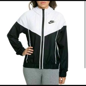 Nike women’s windbreaker / Windrunner running black and white jacket (S)